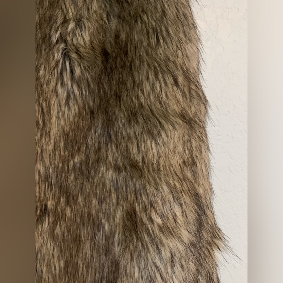 Evy’s Tree Ivy Faux Fur Vest size medium - Picture 6 of 12